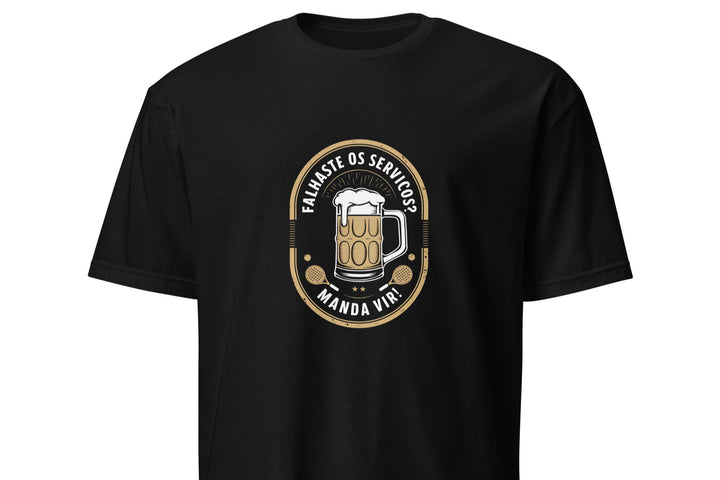 Design humorístico com uma caneca de cerveja e elementos de padel, incluindo raquetes e bolas, acompanhado do texto "Falhaste os Serviços? Manda Vir!".