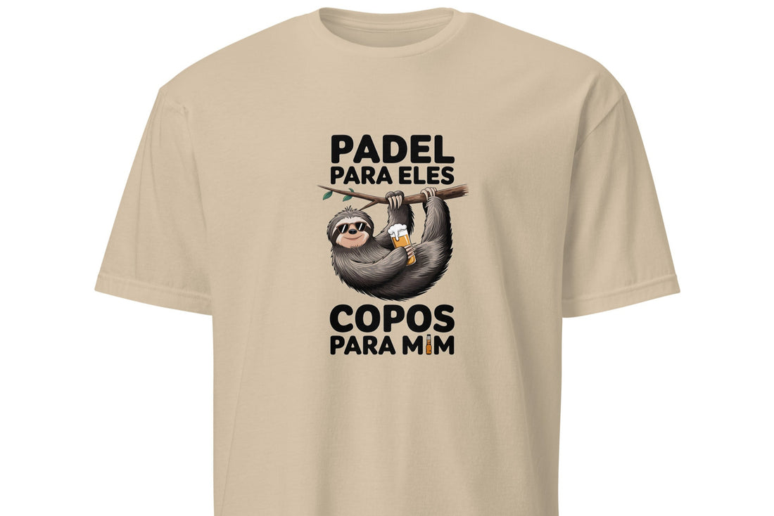 Preguiça a segurar uma cerveja, com óculos de sol, pendurada numa árvore, acompanhada pelo texto "Padel Para Eles, Copos Para Mim".