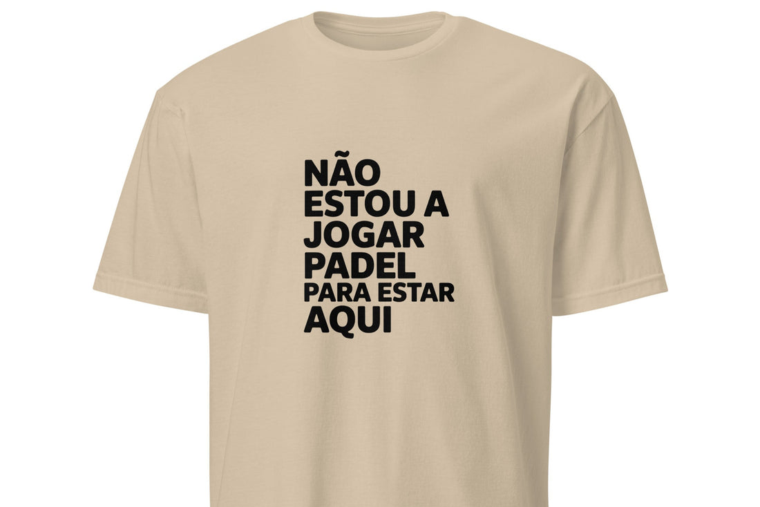 Design com a frase “Não estou a jogar padel para estar aqui” em letras brancas e estilo moderno