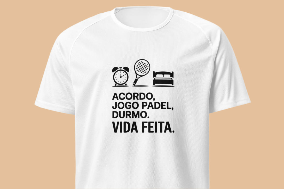 Design com ícones de despertador, raquete e cama, com a frase “Acordo, jogo padel, durmo. Vida feita.”

