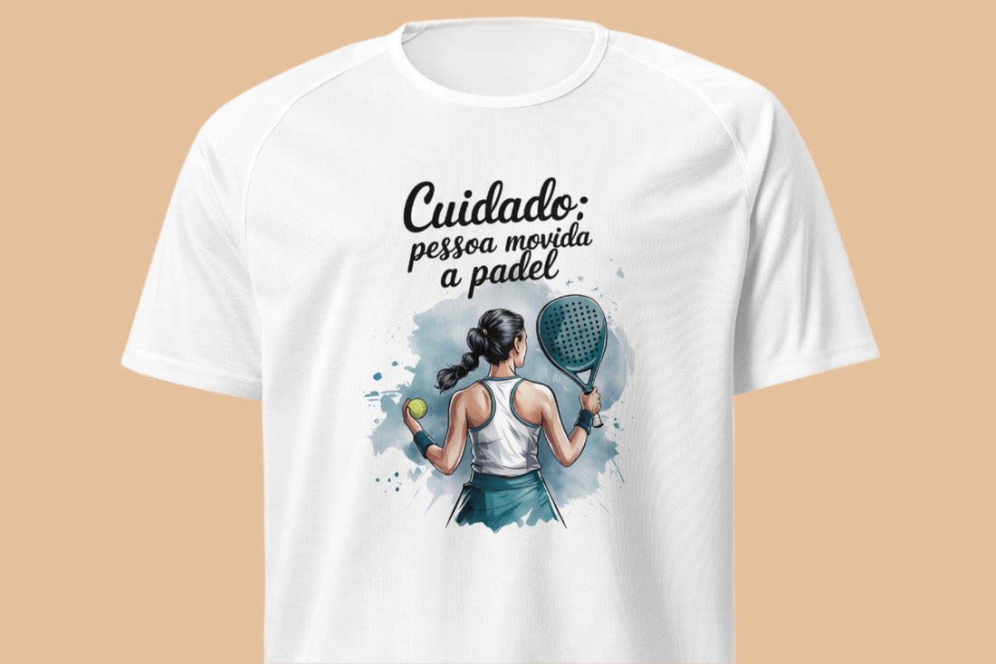 Ilustração artística de uma jogadora de padel vista de costas, segurando uma raquete e uma bola, acompanhada da frase "Cuidado: Pessoa Movida a Padel" em estilo elegante.
