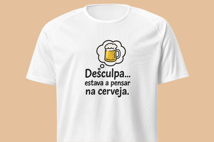 Design com a frase “Desculpa... estava a pensar na cerveja” e ilustração de caneca de cerveja num balão de pensamento.

