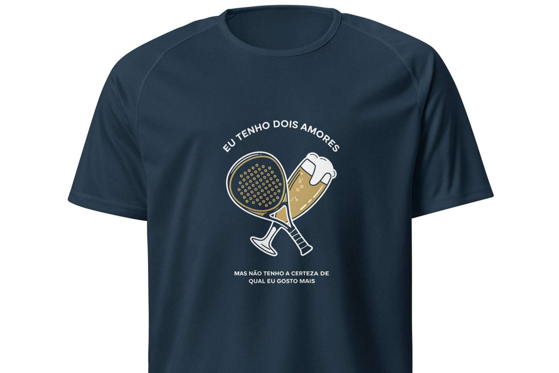 Design divertido com uma raquete de padel e um copo de cerveja cruzados, acompanhados do texto "Eu Tenho Dois Amores".