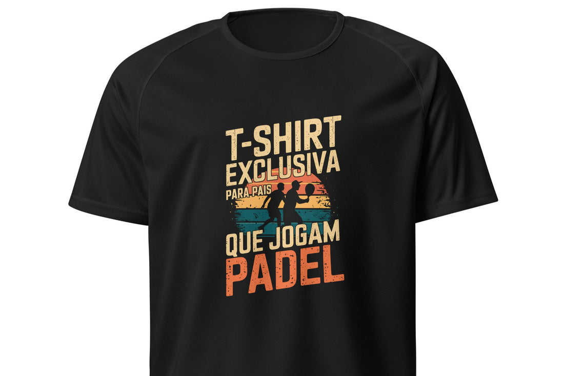 Design vintage com a frase "T-Shirt Exclusiva para Pais que Jogam Padel", acompanhada de um pôr do sol retro e silhuetas de jogadores em ação.