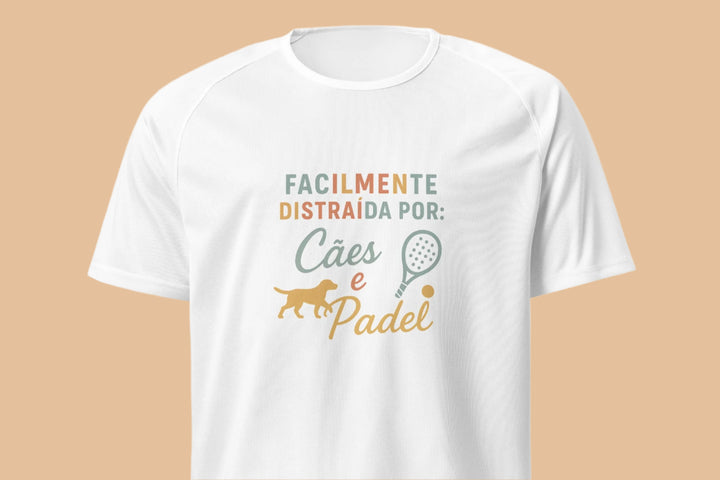 Design com a frase “Facilmente distraída por: cães e padel”, com ilustração de cão, raquete e bola em tons suaves.

