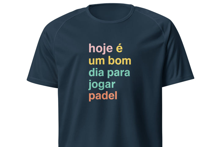Design com a frase “hoje é um bom dia para jogar padel” em letras grandes coloridas sobre fundo preto.
