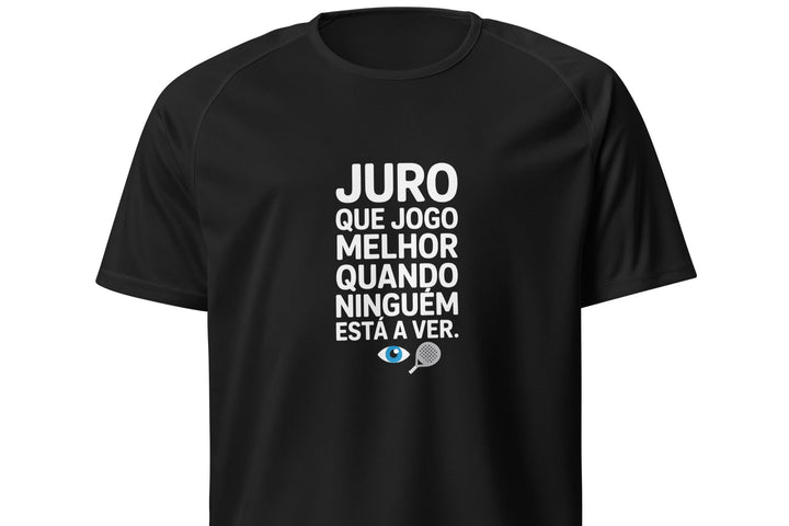 Design com a frase “Juro que jogo melhor quando ninguém está a ver”, acompanhada por ilustrações de olho azul e raquete.

