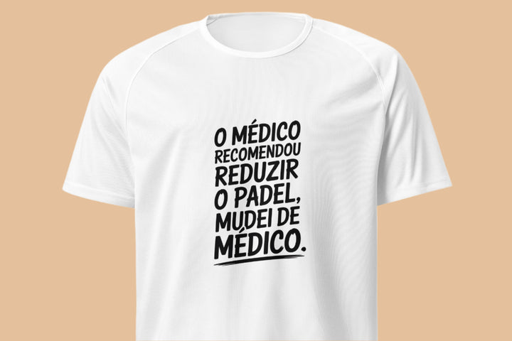 Design com a frase “O médico recomendou reduzir o padel, mudei de médico” em letras pretas sobre fundo branco com traços estilizados a preto.