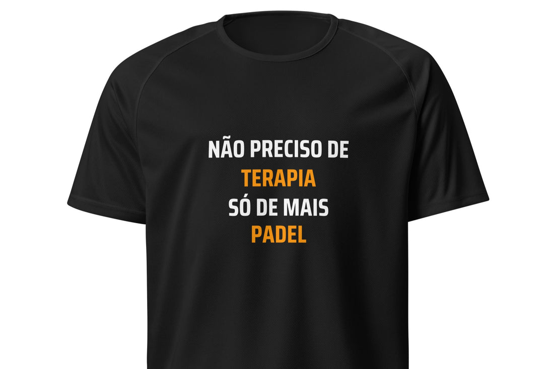 Design minimalista com a frase "Não Preciso de Terapia, Só de Mais Padel" em branco e laranja, destacando a paixão pelo desporto.