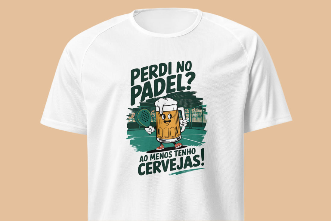 Design divertido com um caneco de cerveja animado a segurar uma raquete, acompanhado da frase "Perdi no Padel? Ao Menos Tenho Cervejas!", com um court de padel ao fundo.