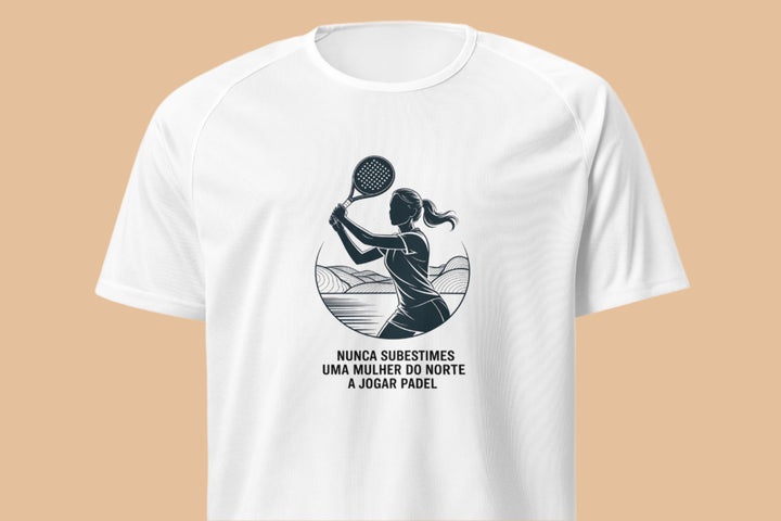 Ilustração de mulher a jogar padel com paisagem de fundo e frase “Nunca subestimes uma mulher do Norte a jogar padel”.