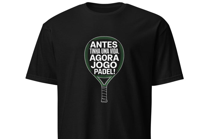 Design criativo com o texto 'Antes Tinha uma Vida, Agora Jogo Padel' inserido dentro de uma raquete de padel estilizada. Ideal para fãs do desporto.