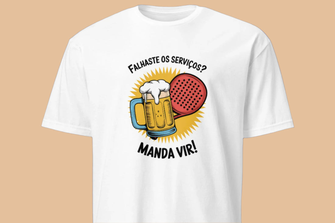 Design humorístico de t-shirt com uma caneca de cerveja e raquete de padel, acompanhado da frase 'Falhaste os Serviços? Manda Vir Cerveja!'. Ideal para jogadores descontraídos.
