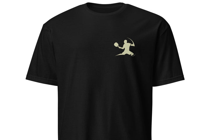 Silhueta dinâmica de um jogador de padel em ação. Design minimalista e elegante, ideal para fãs do desporto.
