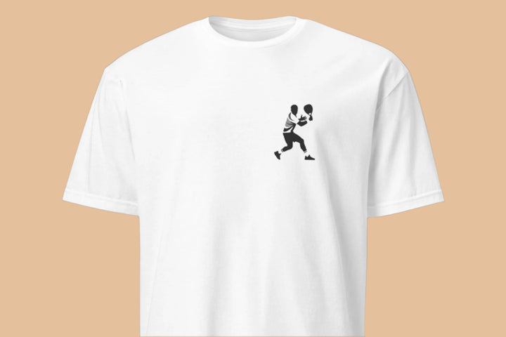 Design minimalista com a silhueta de um jogador de padel em ação. Ideal para fãs do desporto que preferem um estilo simples e moderno.