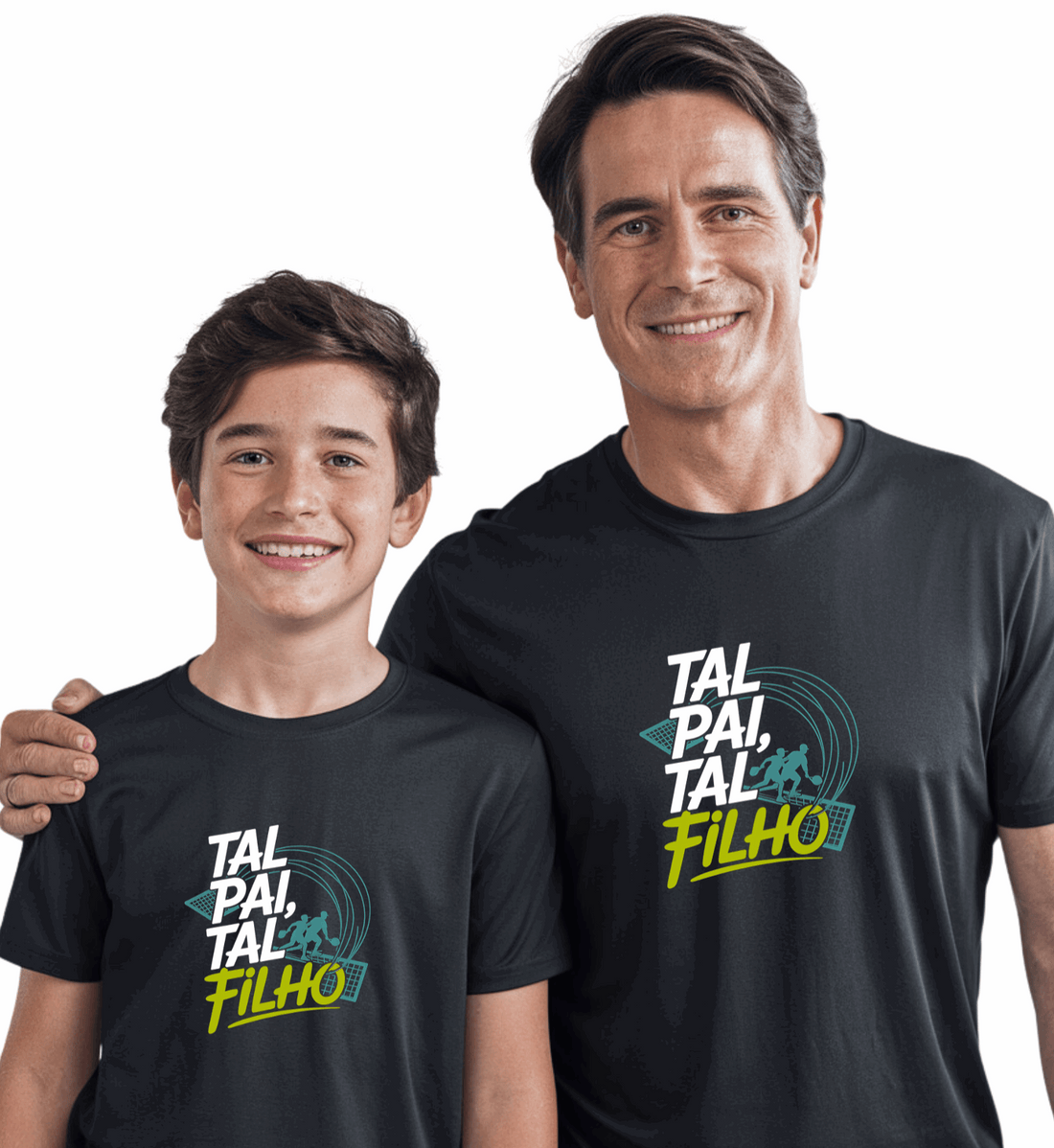 "Design divertido com a frase 'Tal Pai, Tal Filho', representando pai e filho jogando padel, com raquetes e bola. Ideal para fãs de padel em família.