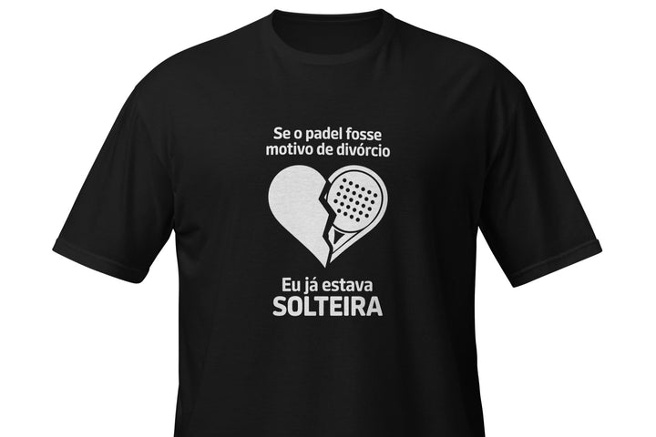 Design divertido com um coração partido e uma raquete de padel, acompanhado da frase "Se o Padel Fosse Motivo de Divórcio, Eu Já Estava Solteira".